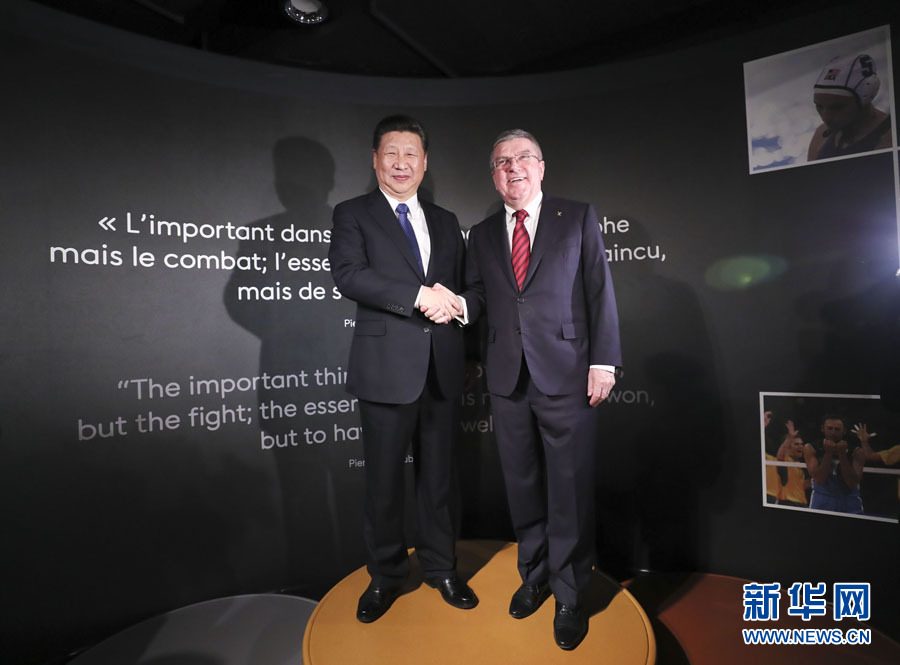 1月18日，國家主席習(xí)近平在瑞士洛桑國際奧林匹克博物館會見國際奧林匹克委員會主席巴赫。這是習(xí)近平和巴赫在奧運(yùn)冠軍領(lǐng)獎臺上合影。新華社記者 蘭紅光 攝