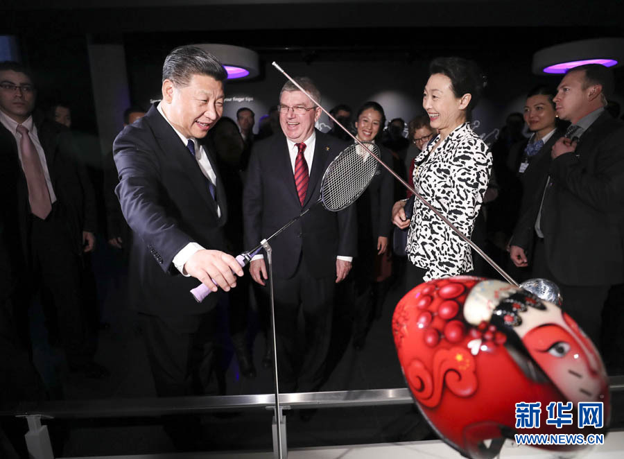 1月18日，國家主席習(xí)近平在瑞士洛桑國際奧林匹克博物館會見國際奧林匹克委員會主席巴赫。這是習(xí)近平在巴赫陪同下，參觀羽毛球世界冠軍李玲蔚用過的球拍。新華社記者 蘭紅光 攝