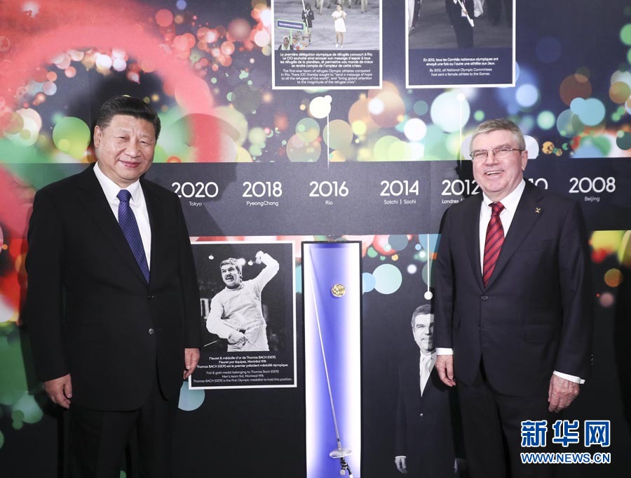 1月18日，國家主席習(xí)近平在瑞士洛桑國際奧林匹克博物館會見國際奧林匹克委員會主席巴赫。這是習(xí)近平與巴赫在巴赫作為擊劍運(yùn)動員參加奧運(yùn)會的照片前合影。新華社記者 蘭紅光 攝