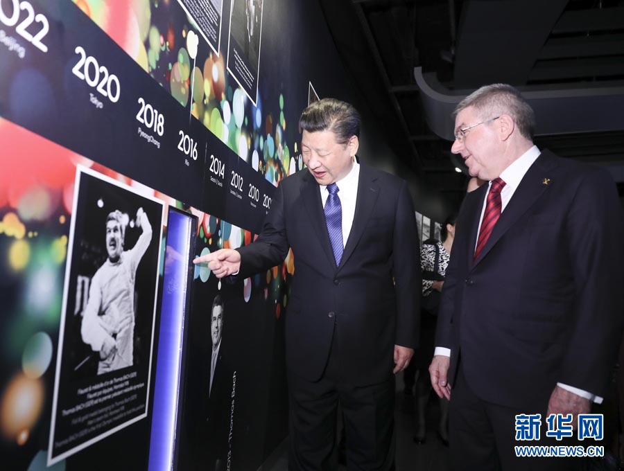 1月18日，國家主席習(xí)近平在瑞士洛桑國際奧林匹克博物館會見國際奧林匹克委員會主席巴赫。這是習(xí)近平在巴赫陪同下，參觀巴赫作為擊劍運(yùn)動員參加奧運(yùn)會的照片。新華社記者 蘭紅光 攝