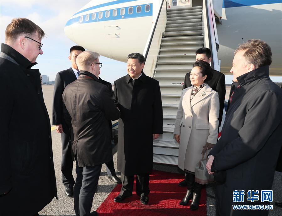 4月4日，國家主席習近平乘專機抵達赫爾辛基，開始對芬蘭共和國進行國事訪問。這是芬蘭政府代表、農業(yè)與環(huán)境部長蒂利凱寧等在舷梯旁熱情迎接習近平和夫人彭麗媛。新華社記者 蘭紅光 攝 