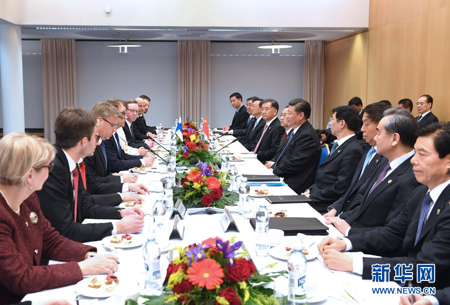 4月5日，國家主席習(xí)近平在赫爾辛基會見芬蘭總理西比萊。 新華社記者饒愛民 攝 