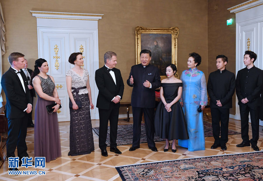 當(dāng)?shù)貢r(shí)間4月5日晚，國(guó)家主席習(xí)近平和芬蘭總統(tǒng)尼尼斯托在赫爾辛基共同會(huì)見(jiàn)剛剛參加完2017年世界花樣滑冰錦標(biāo)賽的中芬兩國(guó)冰雪運(yùn)動(dòng)員代表。習(xí)近平夫人彭麗媛和尼尼斯托夫人豪吉?dú)W參加會(huì)見(jiàn)。新華社記者 饒愛(ài)民 攝