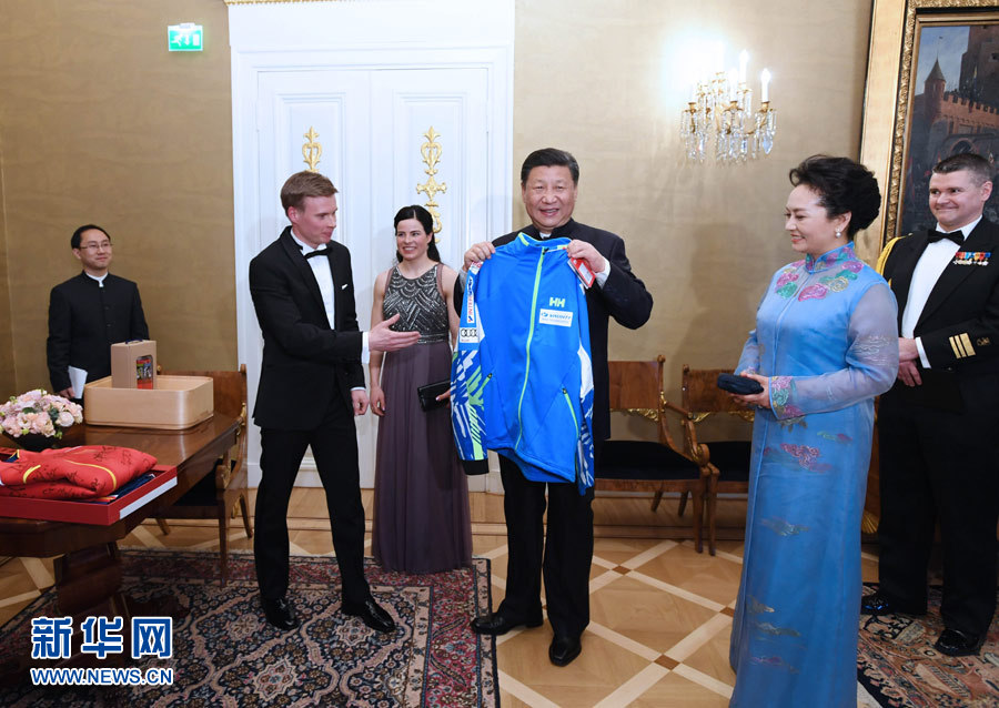 當(dāng)?shù)貢r(shí)間4月5日晚，國(guó)家主席習(xí)近平和芬蘭總統(tǒng)尼尼斯托在赫爾辛基共同會(huì)見(jiàn)剛剛參加完2017年世界花樣滑冰錦標(biāo)賽的中芬兩國(guó)冰雪運(yùn)動(dòng)員代表。習(xí)近平夫人彭麗媛和尼尼斯托夫人豪吉?dú)W參加會(huì)見(jiàn)。這是芬蘭運(yùn)動(dòng)員向習(xí)近平和夫人彭麗媛贈(zèng)送運(yùn)動(dòng)衣。新華社記者 饒愛(ài)民 攝