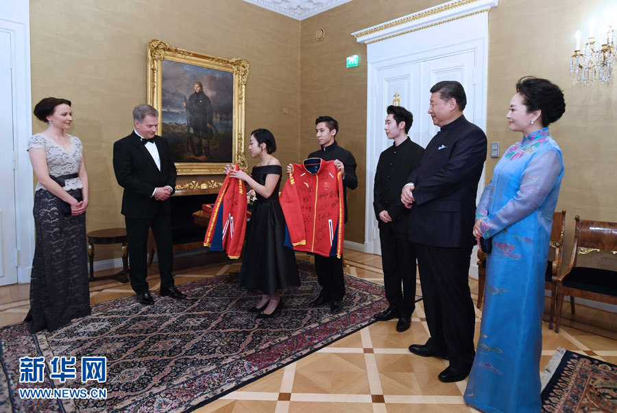 當(dāng)?shù)貢r(shí)間4月5日晚，國(guó)家主席習(xí)近平和芬蘭總統(tǒng)尼尼斯托在赫爾辛基共同會(huì)見(jiàn)剛剛參加完2017年世界花樣滑冰錦標(biāo)賽的中芬兩國(guó)冰雪運(yùn)動(dòng)員代表。習(xí)近平夫人彭麗媛和尼尼斯托夫人豪吉?dú)W參加會(huì)見(jiàn)。這是中國(guó)運(yùn)動(dòng)員向尼尼斯托和夫人豪吉?dú)W贈(zèng)送運(yùn)動(dòng)衣。新華社記者 饒愛(ài)民 攝