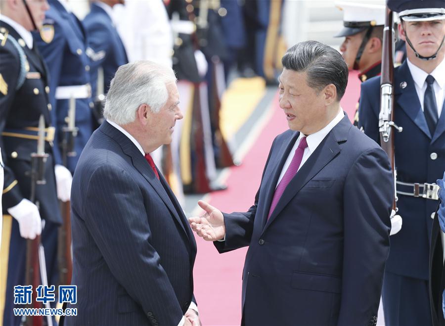 4月6日，國(guó)家主席習(xí)近平乘專(zhuān)機(jī)抵達(dá)美國(guó)佛羅里達(dá)州，將在海湖莊園同美國(guó)總統(tǒng)特朗普舉行中美元首會(huì)晤。習(xí)近平和夫人彭麗媛受到美國(guó)國(guó)務(wù)卿蒂勒森夫婦等熱情迎接。新華社記者 丁林 攝 