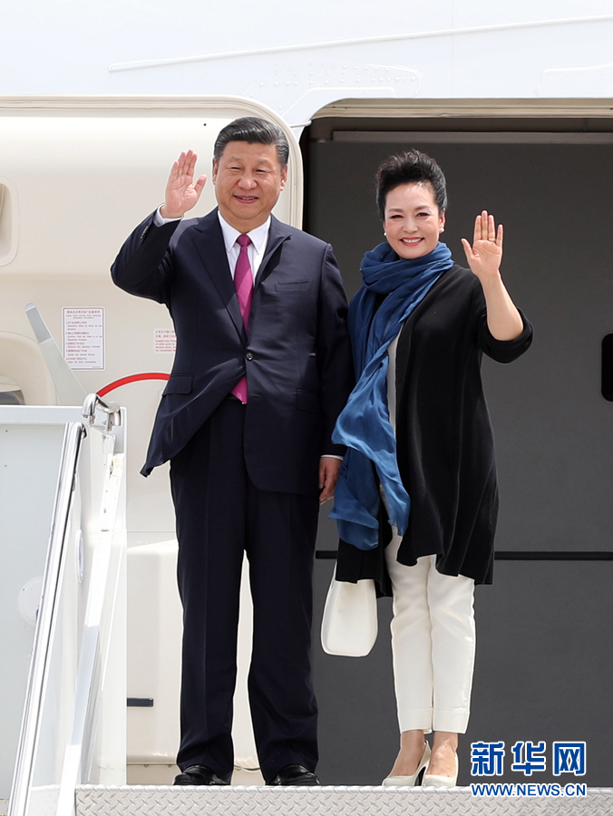 4月6日，國(guó)家主席習(xí)近平乘專(zhuān)機(jī)抵達(dá)美國(guó)佛羅里達(dá)州，將在海湖莊園同美國(guó)總統(tǒng)特朗普舉行中美元首會(huì)晤。這是習(xí)近平和夫人彭麗媛步出機(jī)艙。新華社記者 劉衛(wèi)兵 攝 