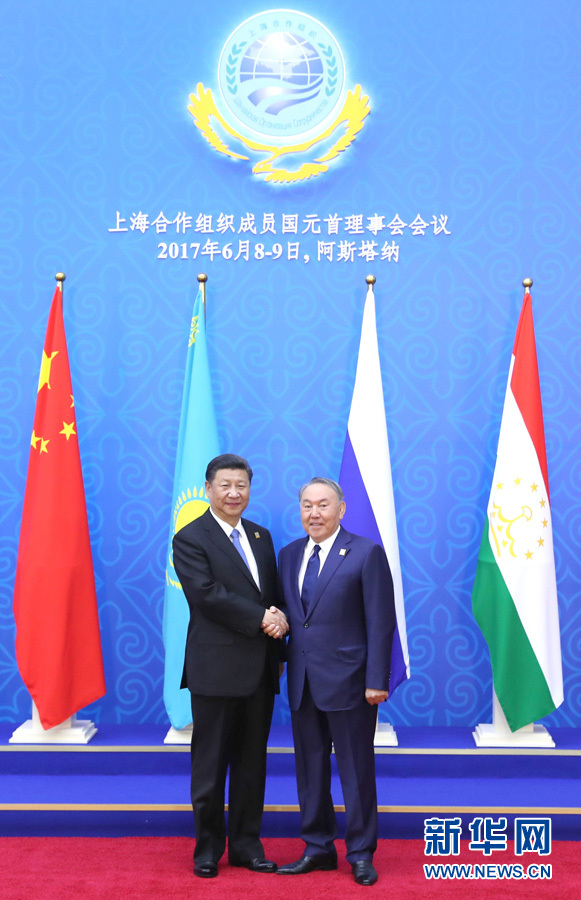 6月9日，國(guó)家主席習(xí)近平在哈薩克斯坦首都阿斯塔納出席上海合作組織成員國(guó)元首理事會(huì)第十七次會(huì)議并發(fā)表重要講話。這是習(xí)近平出席會(huì)議時(shí)，受到哈薩克斯坦總統(tǒng)納扎爾巴耶夫的熱情迎接。新華社記者 馬占成 攝