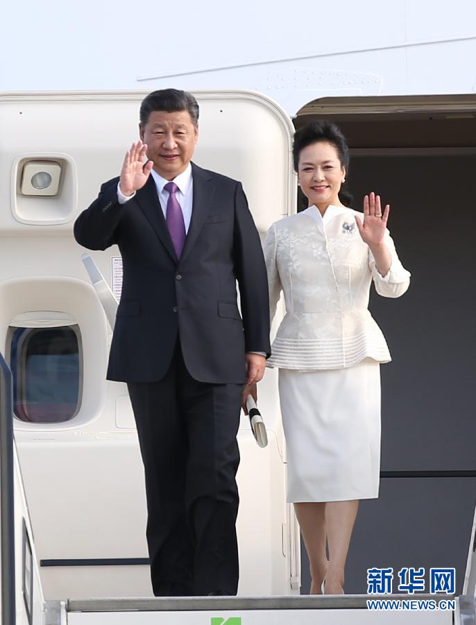 7月4日，國(guó)家主席習(xí)近平乘專(zhuān)機(jī)抵達(dá)柏林，開(kāi)始對(duì)德意志聯(lián)邦共和國(guó)進(jìn)行國(guó)事訪問(wèn)。這是習(xí)近平和夫人彭麗媛步出艙門(mén)。 新華社記者 姚大偉 攝