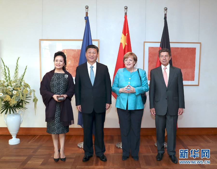 當?shù)貢r間7月4日晚，剛剛抵達柏林的國家主席習近平在利伯曼故居同德國總理默克爾舉行會見。這是習近平和夫人彭麗媛抵達位于柏林市中心勃蘭登堡門附近的利伯曼故居時，受到默克爾和丈夫紹爾熱情迎接。新華社記者 馬占成 攝