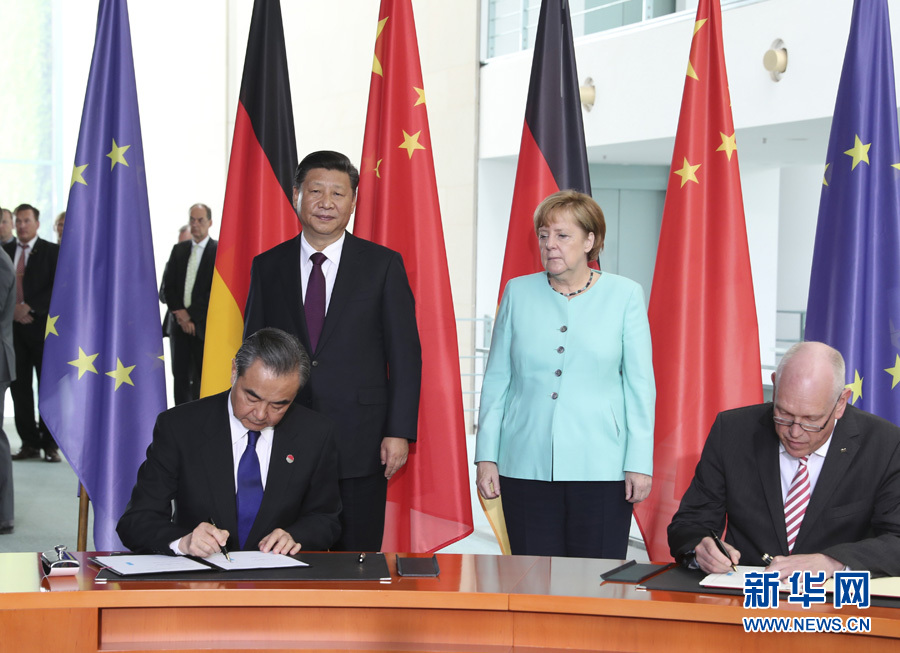 7月5日，國家主席習(xí)近平在柏林同德國總理默克爾舉行會談。會談后，兩國領(lǐng)導(dǎo)人共同見證了航天、智能制造、工業(yè)互聯(lián)網(wǎng)、數(shù)字化、第三方市場、大熊貓合作研究等領(lǐng)域多項雙邊合作文件的簽署。新華社記者馬占成攝