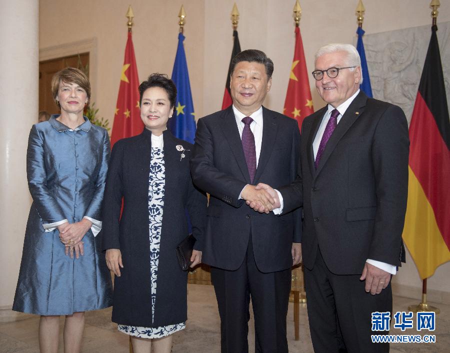 7月5日，國家主席習(xí)近平在柏林會見德國總統(tǒng)施泰因邁爾。會見前，施泰因邁爾在總統(tǒng)府花園為習(xí)近平舉行隆重歡迎儀式。這是習(xí)近平和夫人彭麗媛同施泰因邁爾夫婦合影。新華社記者 李學(xué)仁 攝