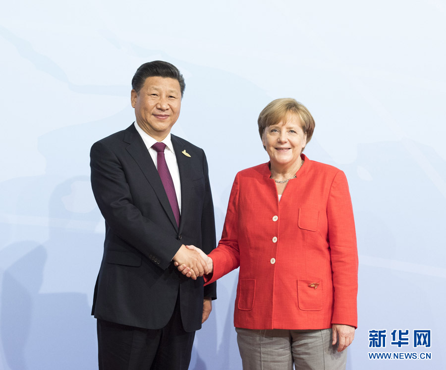 7月7日，二十國集團(tuán)領(lǐng)導(dǎo)人第十二次峰會(huì)在德國漢堡舉行。國家主席習(xí)近平出席并發(fā)表題為《堅(jiān)持開放包容　推動(dòng)聯(lián)動(dòng)增長》的重要講話。這是峰會(huì)開始前，習(xí)近平受到德國總理默克爾迎接。新華社記者 李學(xué)仁 攝 