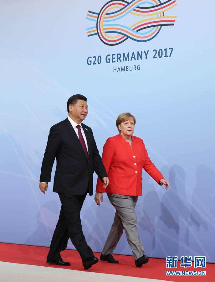 7月7日，二十國集團(tuán)領(lǐng)導(dǎo)人第十二次峰會(huì)在德國漢堡舉行。國家主席習(xí)近平出席并發(fā)表題為《堅(jiān)持開放包容　推動(dòng)聯(lián)動(dòng)增長》的重要講話。這是峰會(huì)開始前，習(xí)近平受到德國總理默克爾迎接。新華社記者 劉衛(wèi)兵 攝 