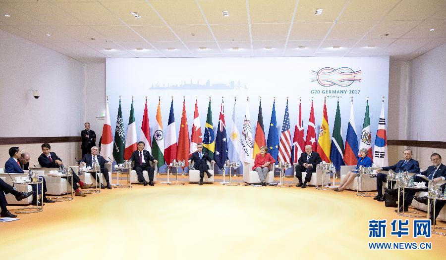 7月7日，二十國(guó)集團(tuán)領(lǐng)導(dǎo)人第十二次峰會(huì)在德國(guó)漢堡舉行。國(guó)家主席習(xí)近平出席并發(fā)表題為《堅(jiān)持開放包容　推動(dòng)聯(lián)動(dòng)增長(zhǎng)》的重要講話。這是峰會(huì)前，習(xí)近平出席二十國(guó)集團(tuán)峰會(huì)領(lǐng)導(dǎo)人座談會(huì)。新華社記者 李學(xué)仁 攝 
