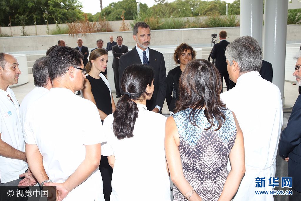 當(dāng)?shù)貢r間2017年8月19日，西班牙巴塞羅那，西班牙國王菲利普六世和萊蒂齊亞王后探望巴塞羅那恐襲案傷者。***_***BARCELONA, SPAIN - AUGUST 19:  In this handout photo provided by Casa de S.M. el Rey de Espana, King Felipe VI of Spain and Queen Letizia of Spain meets with medical staff as they arrive to visit last Thursday's terrorist attack victims at the Hospital de la Santa Creu i Sant Pau on August 19, 2017 in Barcelona, Spain. Thirteen people were killed and dozens injured in the Las Ramblas area of Barcelona when a van hit crowds on August 17.  (Photo by Casa de S.M. el Rey de Espana via Getty Images)