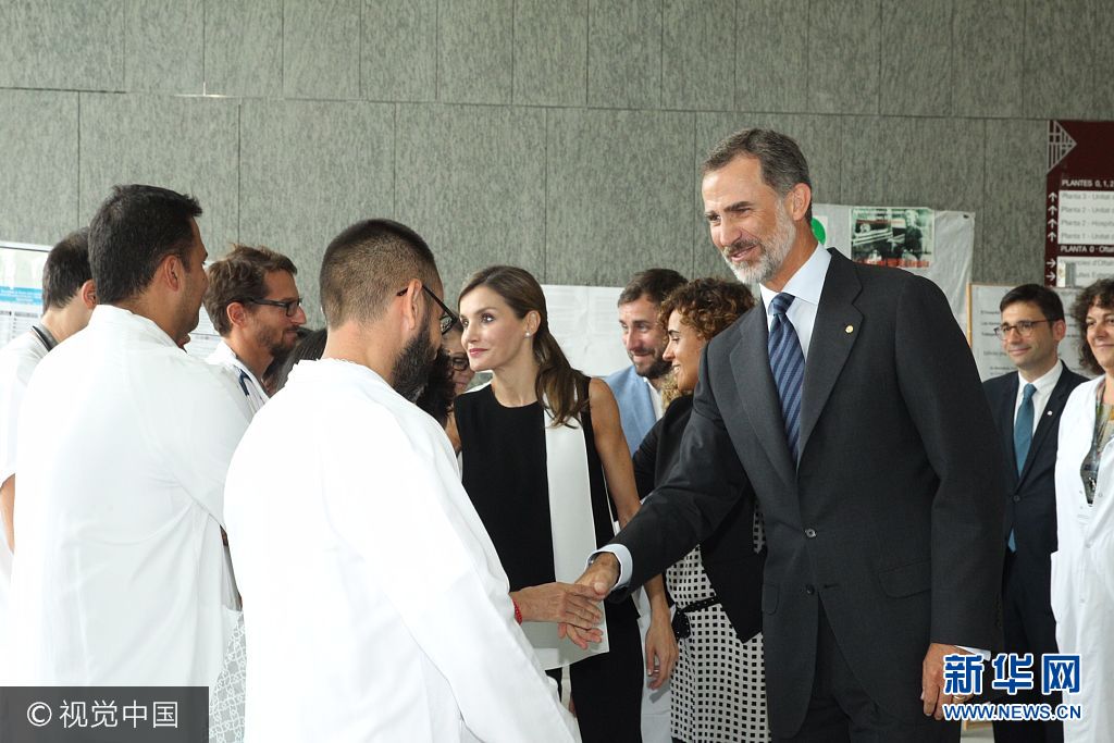 當(dāng)?shù)貢r間2017年8月19日，西班牙巴塞羅那，西班牙國王菲利普六世和萊蒂齊亞王后探望巴塞羅那恐襲案傷者。***_***BARCELONA, SPAIN - AUGUST 19:  In this handout photo provided by Casa de S.M. el Rey de Espana, King Felipe VI of Spain and Queen Letizia of Spain meets with medical staff as they arrive to visit last Thursday's terrorist attack victims at the Hospital de la Santa Creu i Sant Pau on August 19, 2017 in Barcelona, Spain. Thirteen people were killed and dozens injured in the Las Ramblas area of Barcelona when a van hit crowds on August 17.  (Photo by Casa de S.M. el Rey de Espana via Getty Images)