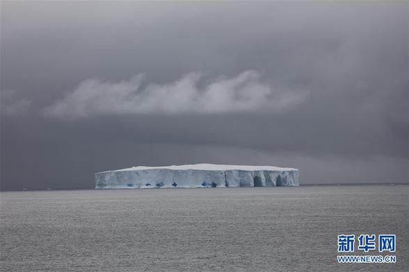 （圖文互動）（2）專訪：在南極，最美的藍(lán)冰可能通向死亡&mdash;&mdash;中國南極科考隊員講述&ldquo;冰縫驚魂記&rdquo;