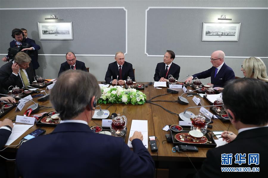 (新華網(wǎng))(2)俄羅斯總統(tǒng)普京會(huì)見世界主要通訊社及媒體組織負(fù)責(zé)人