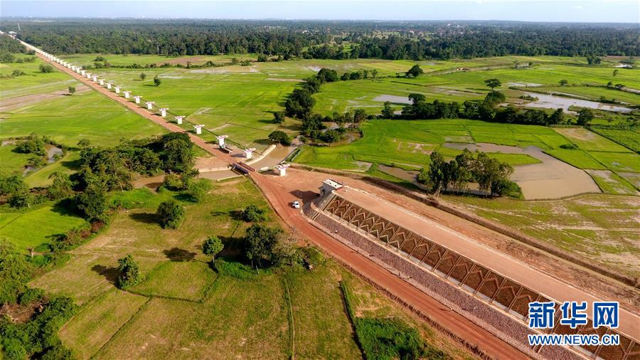 （國際&middot;圖文互動）（3）中老鐵路上的絢爛長虹&mdash;&mdash;老撾楠科內(nèi)河特大橋主體工程完工側記