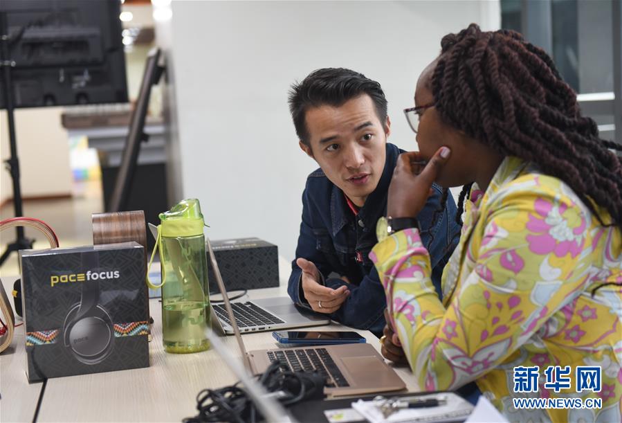 (國(guó)際·中非合作論壇·圖文互動(dòng))(3)他把耳機(jī)賣(mài)到肯尼亞總統(tǒng)府——記在非洲當(dāng)創(chuàng)客的中國(guó)青年劉鵬