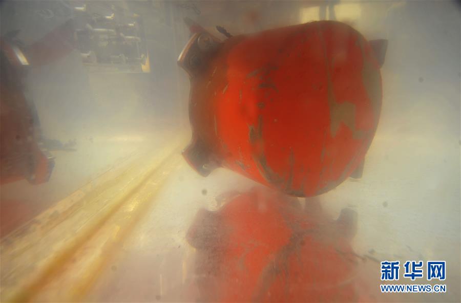 (國際)(2)印尼打撈起去年失事的獅航客機(jī)第二個(gè)黑匣子