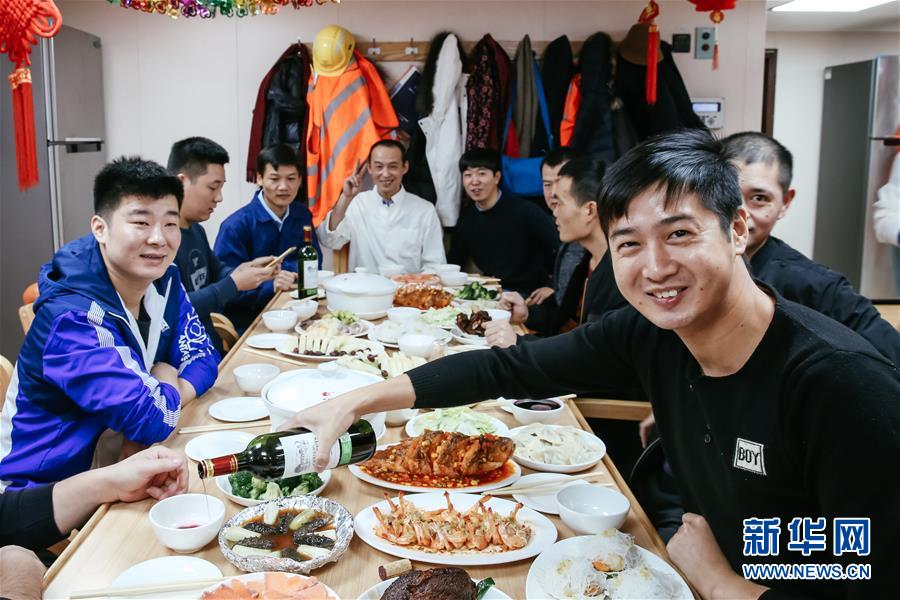 （國際&middot;圖文互動）（2）遠洋巨輪上遲來的年夜飯