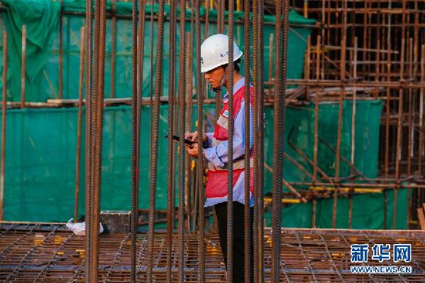 （國際&middot;圖文互動(dòng)）（1）特寫：中國援柬國家體育場工地上的&ldquo;暴走哥&rdquo;
