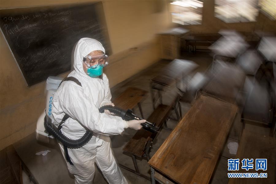 (國(guó)際·圖文互動(dòng))(2)與時(shí)間賽跑——中國(guó)救援隊(duì)成為莫桑比克災(zāi)后防疫重要力量