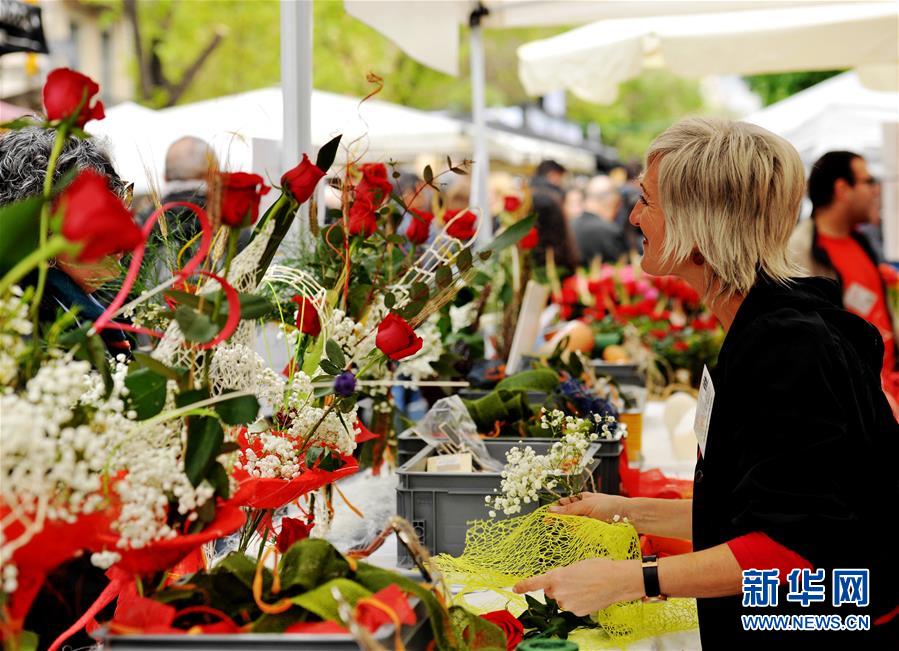 (國際·圖文互動(dòng))(3)通訊:花香馥郁 書香怡人——記西班牙巴塞羅那圣喬治節(jié)