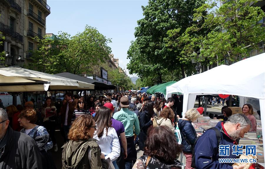 (國際·圖文互動(dòng))(5)通訊:花香馥郁 書香怡人——記西班牙巴塞羅那圣喬治節(jié)