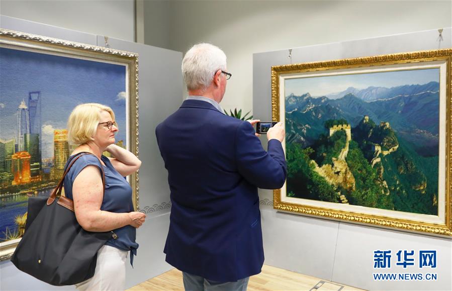 （國際&middot;圖文互動(dòng)）（3）上海絨繡歐洲交流展在布魯塞爾開幕