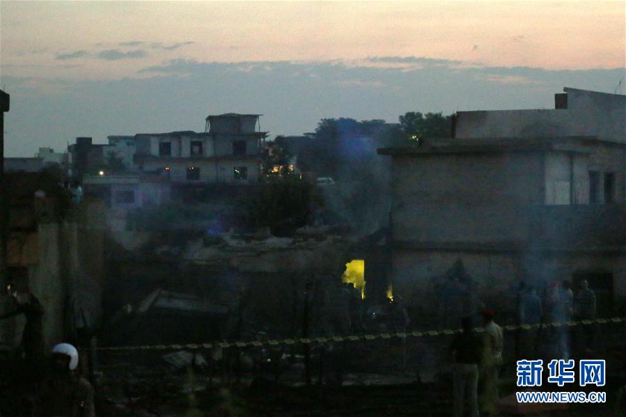 (國際)(3)一架小型軍用飛機(jī)在巴基斯坦墜毀