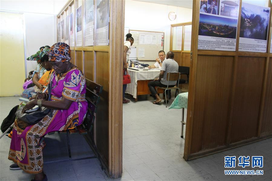 (國際·圖文互動(dòng))(2)通訊:讓中醫(yī)在納米比亞落地生根——記三屆援納醫(yī)療隊(duì)醫(yī)生褚海林