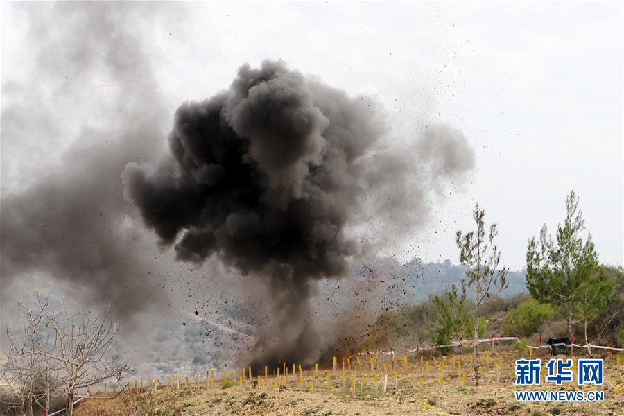 （國際&middot;圖文互動）（4）通訊：&ldquo;中國軍人掃雷一如既往專業(yè)和敬業(yè)！&rdquo;&mdash;&mdash;記中國赴黎維和部隊完成&ldquo;藍(lán)線&rdquo;3個雷場清排任務(wù)