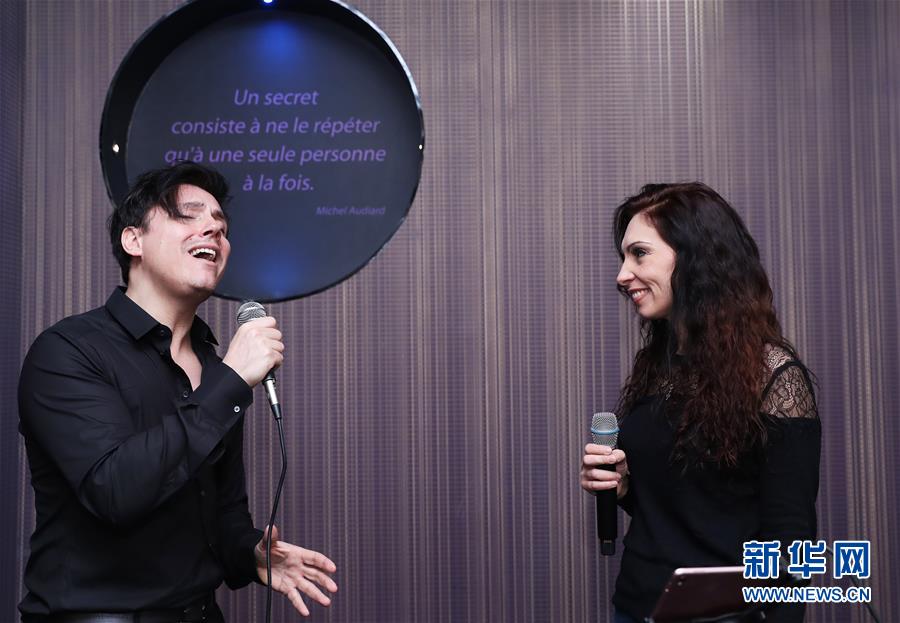 （國際&middot;圖文互動）（2）通訊：手牽手，我們共同驅(qū)散陰霾&mdash;&mdash;法國音樂人創(chuàng)作抗疫歌曲背后的故事