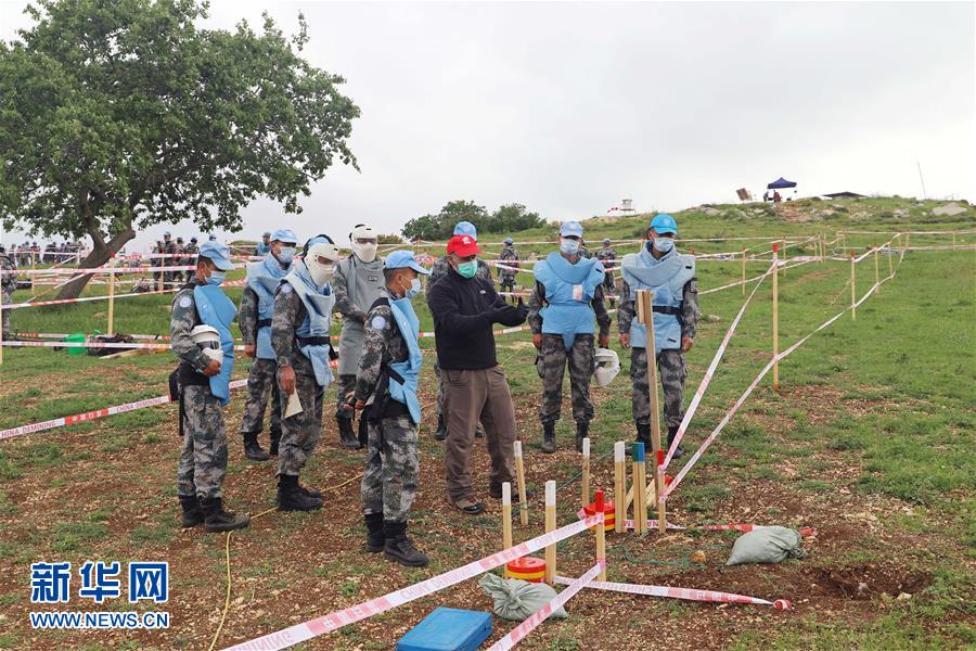 (國(guó)際·圖文互動(dòng))(2)通訊:“中國(guó)式掃雷精準(zhǔn)且高效”——記聯(lián)黎官員視察中國(guó)維和官兵“藍(lán)線”掃雷訓(xùn)練