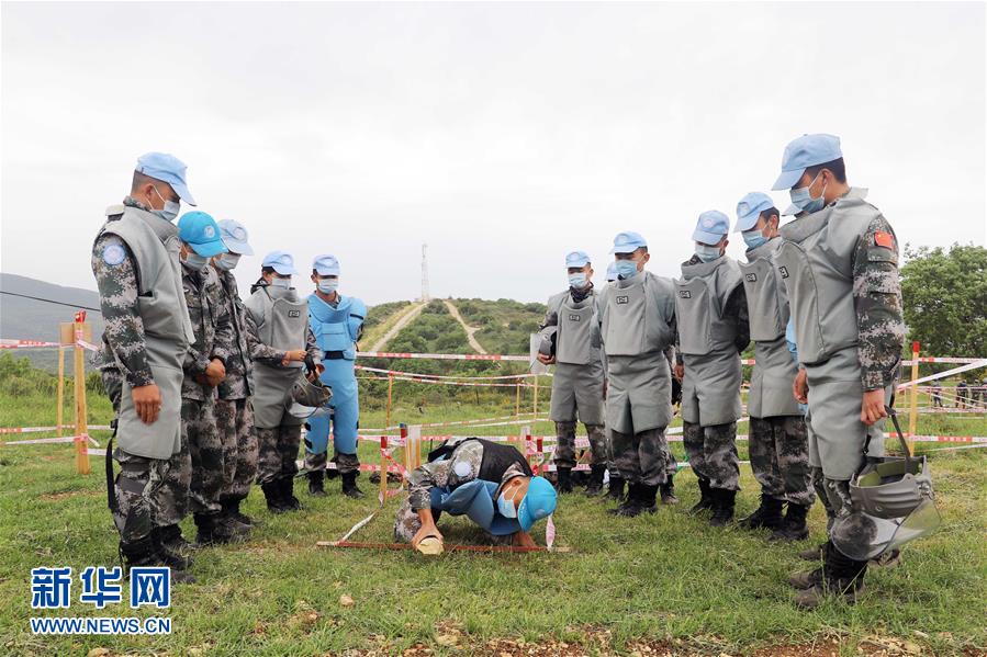 (國(guó)際·圖文互動(dòng))(4)通訊:“中國(guó)式掃雷精準(zhǔn)且高效”——記聯(lián)黎官員視察中國(guó)維和官兵“藍(lán)線”掃雷訓(xùn)練