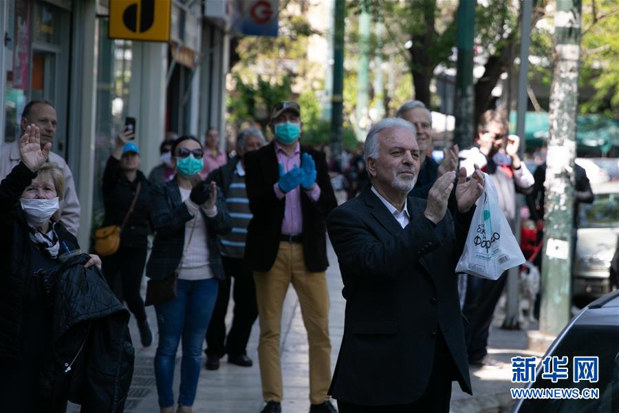 (國(guó)際疫情·圖文互動(dòng))(1)雅典“卡車(chē)音樂(lè)會(huì)”致敬白衣天使