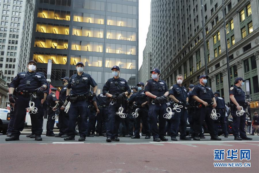 （國(guó)際）（5）美國(guó)警察執(zhí)法動(dòng)作不當(dāng)致一名非裔男子死亡 引發(fā)大規(guī)?？棺h