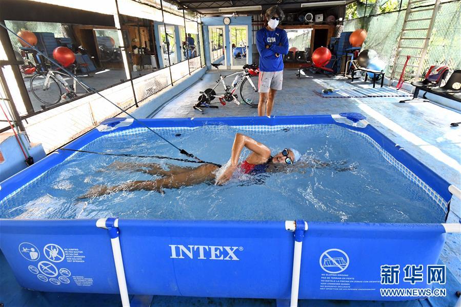 （全球抗疫進行時&middot;圖文互動）（4）屋頂上的訓練場&mdash;&mdash;古巴鐵人三項運動員疫情下居家訓練備戰(zhàn)奧運會