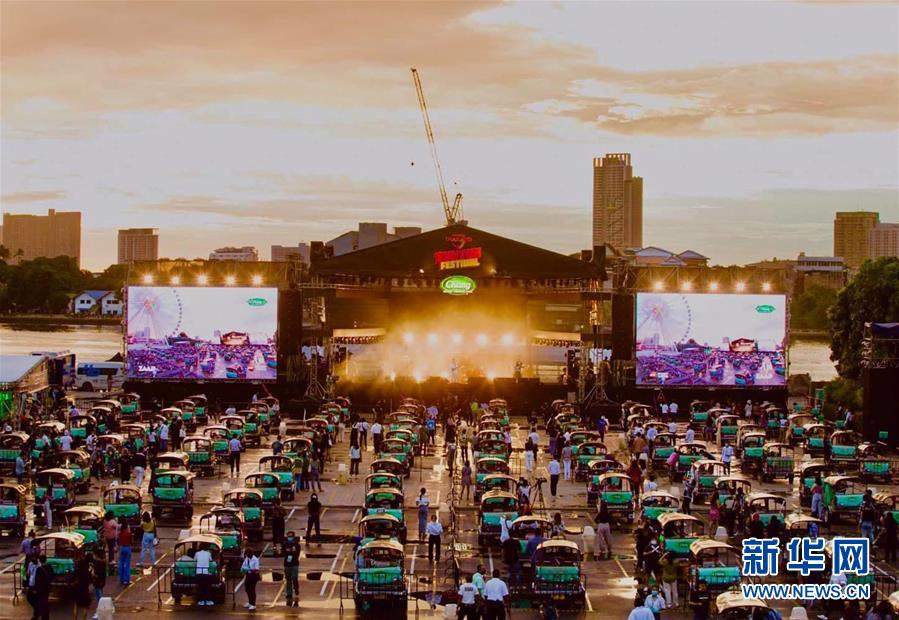 (國際·圖文互動(dòng))(3)疫情新常態(tài)下的新嘗試——泰國舉辦“嘟嘟車”音樂會(huì)