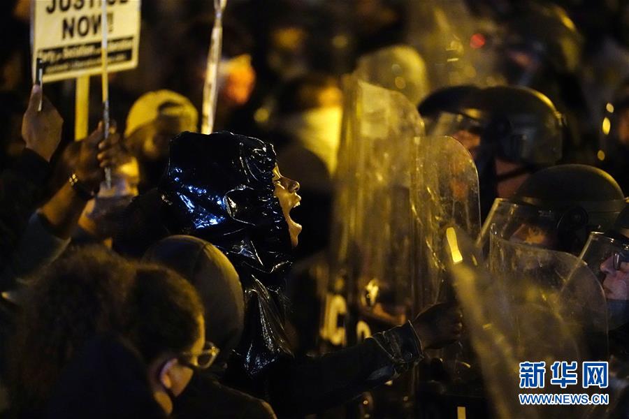 (國際)(1)美國費(fèi)城警察槍殺黑人引發(fā)抗議沖突約30名警察受傷