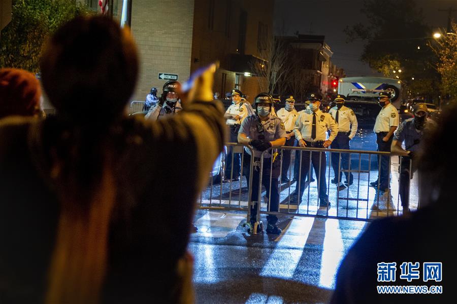 (國際)(2)美國費(fèi)城警察槍殺黑人引發(fā)抗議沖突約30名警察受傷