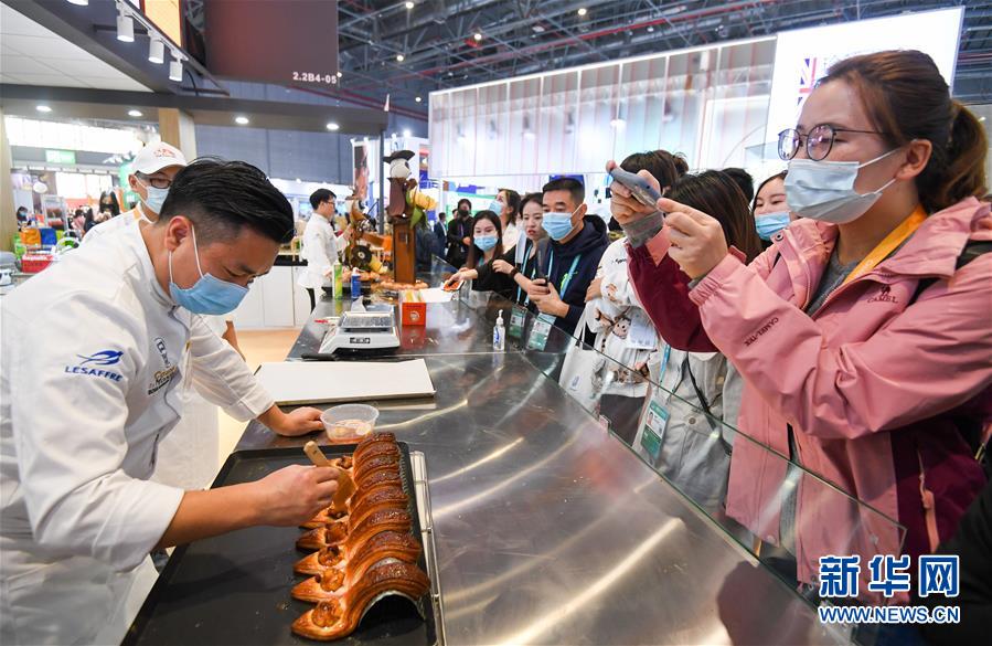 (第三屆進(jìn)博會(huì)·圖文互動(dòng))(7)全球“寶藏級(jí)”美食薈萃——進(jìn)博會(huì)食品及農(nóng)產(chǎn)品館遍藏世間珍饈