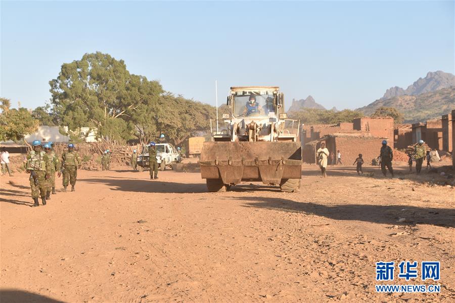 （國際&middot;圖文互動）（1）中國第16批赴蘇丹達(dá)爾富爾維和工兵分隊(duì)星夜救援友軍步戰(zhàn)車