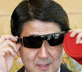 2015，安倍會繼續(xù)"暴走"嗎？