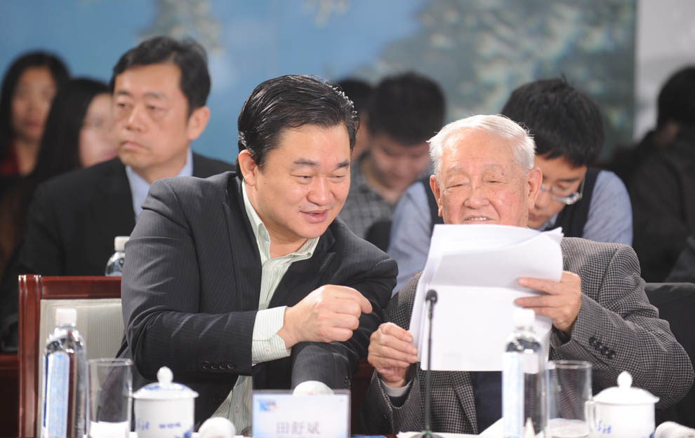 新華網(wǎng)董事長、總裁田舒斌與軍事科學院原副院長糜振玉在現(xiàn)場交流