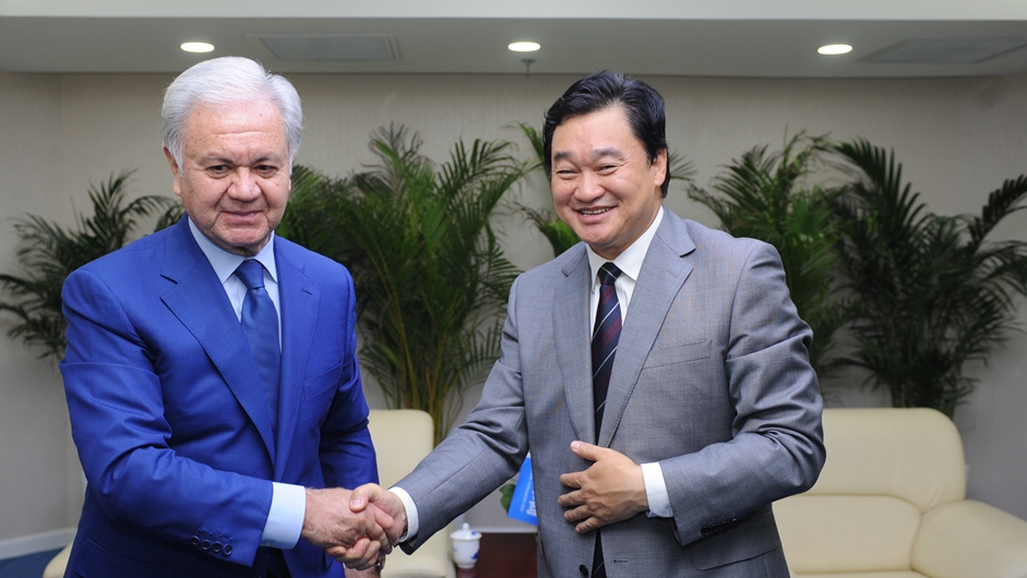 新華網(wǎng)董事長、總裁田舒斌與上海合作組織秘書長阿利莫夫親切握手