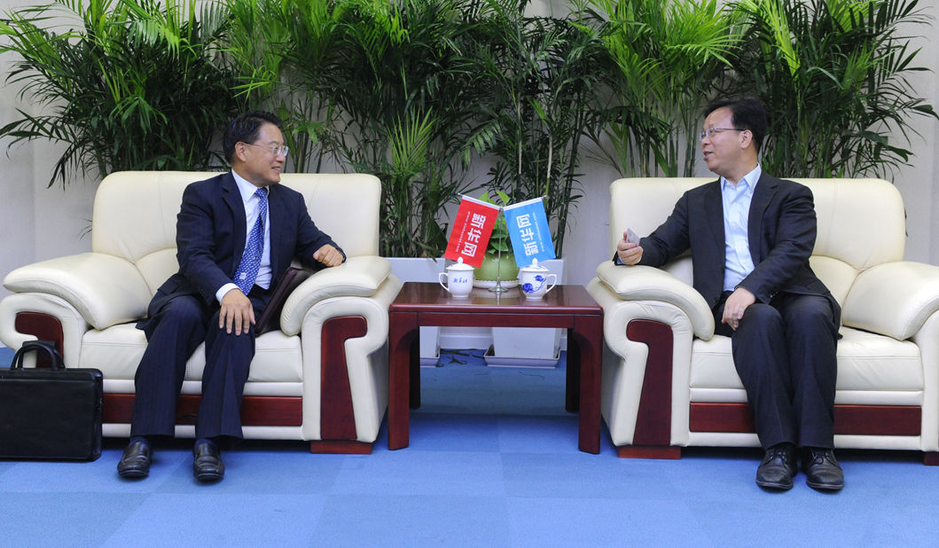 新華網(wǎng)黨委常委、副總編輯劉加文在訪談前會見李勇